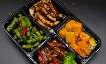 盒饭里的温度：在标准化与个性化之间找到平衡